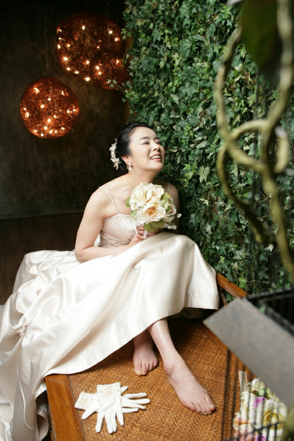 배우 이주화가 30년 연기 인생을 바탕으로한 모노드라마 '웨딩드레스'(평민사)를 책으로 출간했다. [사진=이주화]