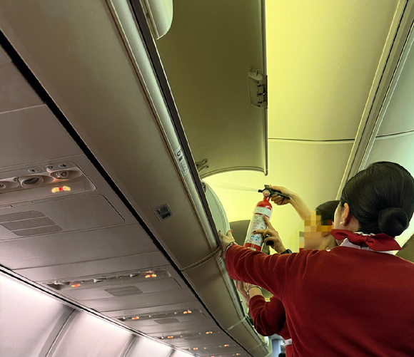 연기를 끄는 이스타항공 승무원들. [사진=연합뉴스]