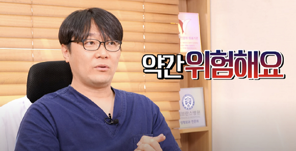 가슴 수술을 전문으로 해온 한 성형외과 전문의가 자신의 딸에게 가슴 수술을 절대 시키지 않을 것이라고 밝혀 화제를 모았다. 사진은 이재수 원장이 가슴 성형의 위험성을 말하는 모습. [사진=유튜브 채널 '이재수원장의 가슴 속 이야기']