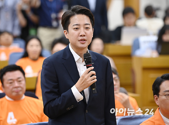 이준석 개혁신당 대선후보가 3일 서울 여의도 국회 의원회관에 마련된 제21대 대통령선거 개표상황실을 방문해 입장을 밝히고 있다. [사진=곽영래 기자]