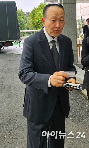 윤석근 일성신약 대표가 4일 서울대학교병원 장례식장에 마련된 강신호 동아쏘시오그룹 명예회장 빈소를 방문하고 있다. [사진=최영찬 수습 기자]