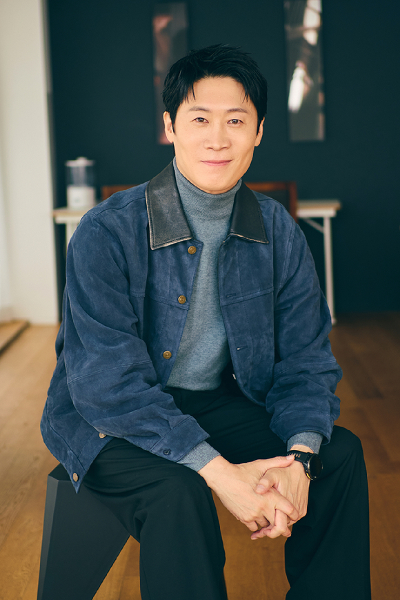 배우 진선규가 쿠팡플레이, 지니 TV 오리지널 시리즈 'UDT: 우리 동네 특공대' 인터뷰에 앞서 포즈를 취하고 있다. [사진=쿠팡플레이, 지니 TV 오리지널 시리즈]