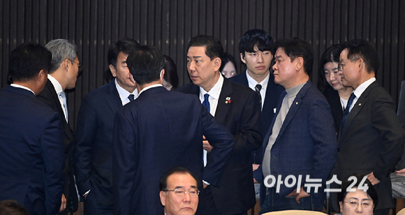 김병기 더불어민주당 원내대표와 원내 지도부가 12일 서울 여의도 국회에서 열린 본회의에서 대화를 나누고 있다. [사진=곽영래 기자]