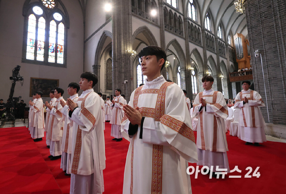 1일 서울 중구 명동대성당에서 교구장 정순택 대주교의 집전으로 2024년 서울대교구 부제 서품식이 거행되고 있다. 이날 부제 서품식에서는 수품 대상자 25명이 부제수품을 받았다. [사진=사진공동취재단]