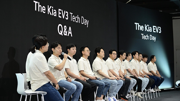 16일 서울 광진구 파이팩토리에서 열린 '더 기아 EV3 테크 데이(The Kia EV3 Tech Day)'에서 연구원이 기자의 질문에 답변하고 있다. [사진=기아]