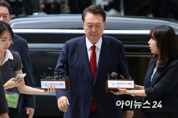 12·3 비상계엄과 관련해 특검의 수사를 받는 윤석열 전 대통령이 두 번째 구속 전 피의자 심문(영장실질심사)을 받기 위해 9일 오후 서울 서초구 중앙지법으로 출석하고 있다. [사진=사진공동취재단]