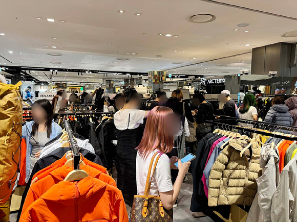 신세계백화점 본점 아웃도어 매장이 고객들로 북적이고 있다. [사진=신세계백화점]