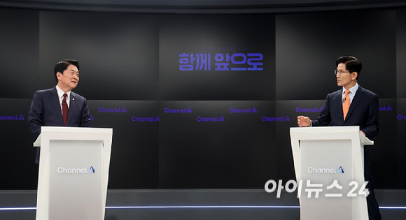 24일 오후 종로 동아미디어센터 채널A 스튜디오에서 국민의힘 대선 2차 경선 진출자인 안철수, 김문수 후보가 대화를 하고 있다. [사진=국회사진취재단]