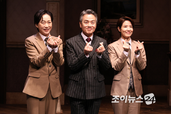 배우 우현주, 박지일, 양소민이 19일 오후 서울 종로구 동숭동 대학로티오엠에서 진행된 연극 '오펀스' 프레스콜에 참석해 포즈를 취하고 있다. [사진=문수지 기자]