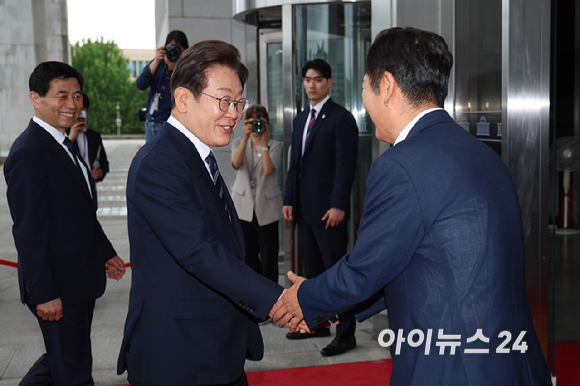 이재명 대통령이 26일 서울 여의도 국회에서 열린 추가경정예산안 시정연설을 위해 본관으로 들어서고 있다. [사진=국회사진기자단]