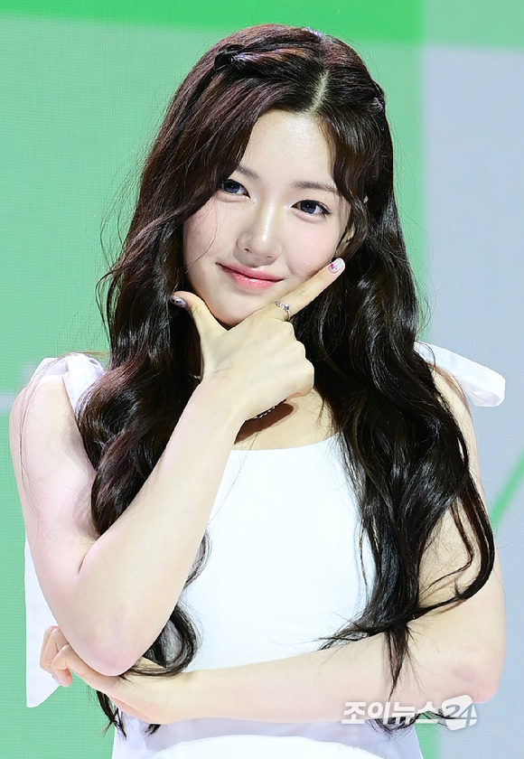 그룹 앳하트 서현이 13일 오후 서울 한남동 블루스퀘어에서 열린 앳하트(AtHeart) 첫 번째 EP '플롯 트위스트'(Plot Twist) 미디어 쇼케이스에 참석하고 있다. [사진=정소희 기자]