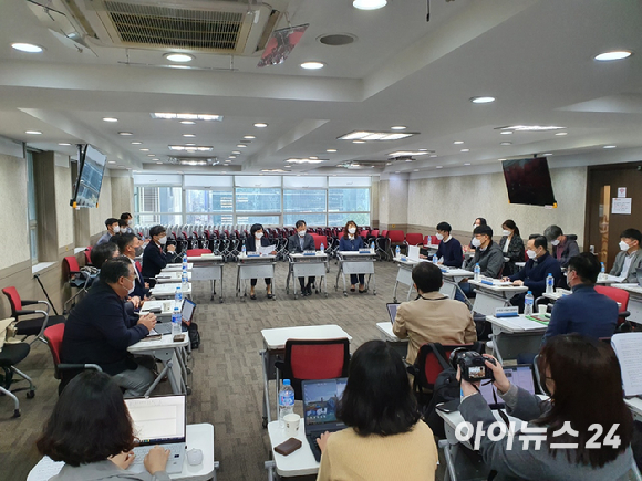 19일 서울 강남구 한 모임공간에서 진행된 인앱결제 관련 간담회에서 참석자들이 발언하고 있다.