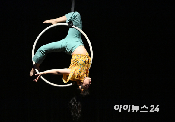 서울문화재단의 2021 서울 서커스 프로그램 '서커스 캬바레' 리허설 공연이 3일 오후 서울 마포구 문화비축기지에서 펼쳐진 가운데 들꽃체육관 팀이 '극동아시아땐쓰'를 제목으로 한 공연을 선보이고 있다.