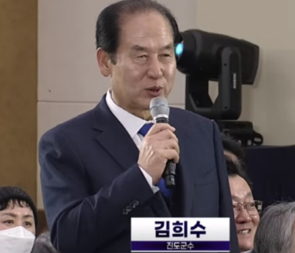 지난 4일 전남 해남문화예술회관에서 열린 광주&middot;전남 행정통합 '찾아가는 타운홀미팅'에서 발언하고 있는 김희수 진도군수. [사진=목포MBC]