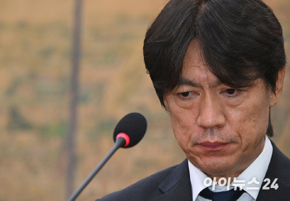 홍명보 전 축구국가대표 감독이 지난달 30일 서울 여의도 국회에서 열린 문화체육관광위원회의 대한축구협회 현안 관련 청문회에 참석해 자리에 앉아 있다. [사진=곽영래 기자]