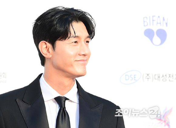 배우 이기우가 2일 경기도 부천시 원미구 부천시청 잔디광장에서 진행된 제30회 부천국제판타스틱영화제(BIFAN) 레드카펫 행사에 참석하고 있다. [사진=정소희 기자]