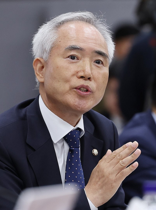 지난 10월 24일 강원특별자치도청에서 열린 국회 행정안전위원회의 강원특별자치도에 대한 국정감사에서 더불어민주당 양부남 의원이 질의하고 있다. 2025.10.24 [사진=연합뉴스]