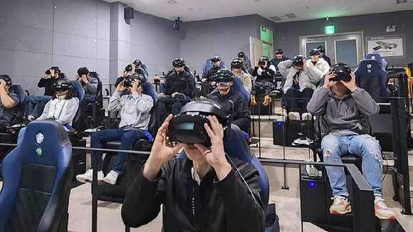 영풍 석포제련소 임직원들이 제천안전체험교육장에서 VR 체험을 하고 있다. [사진=영풍]