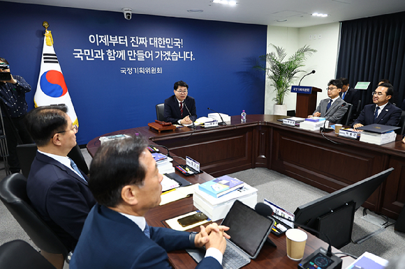 16일 서울 종로구 정부서울청사 창성동 별관에서 국정기획위원회 이한주 위원장 주재로 1차 전체 회의가 진행되고 있다. [사진=연합뉴스]