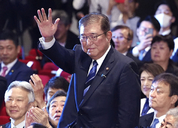 자민당본부에서 자민당 차기 총재로 선출된 이시바 시게루 후보가 박수를 받고 있다. [사진=교도/연합뉴스]