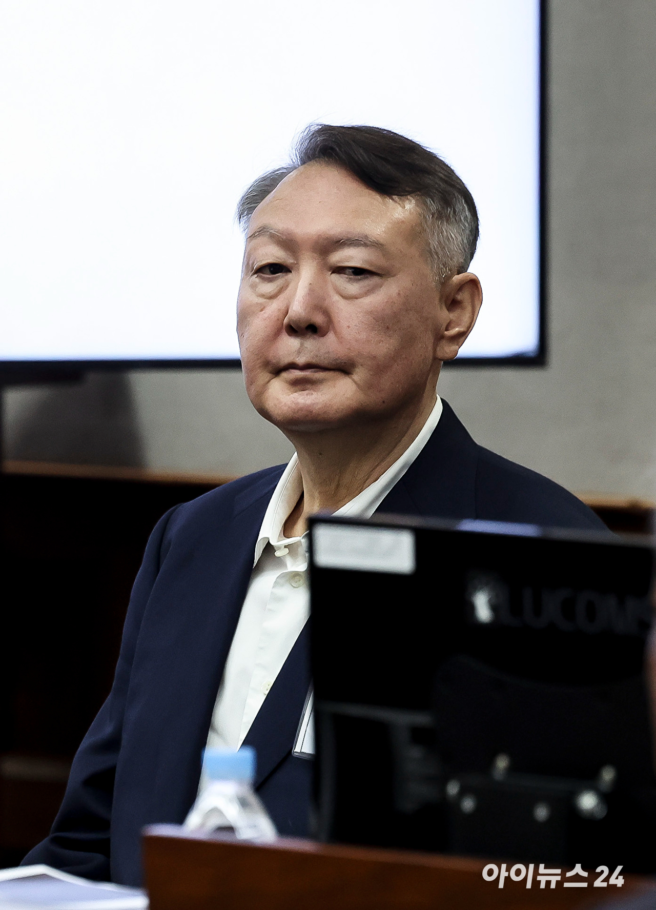 윤석열 전 대통령이 지난 9월 26일 서울 서초구 서울중앙지법에서 열린 특수공무집행방해, 직권남용 권리행사방해 등 혐의 사건 첫 공판에 출석하고 있다. 2025. 9. 26. [사진=사진공동취재단]