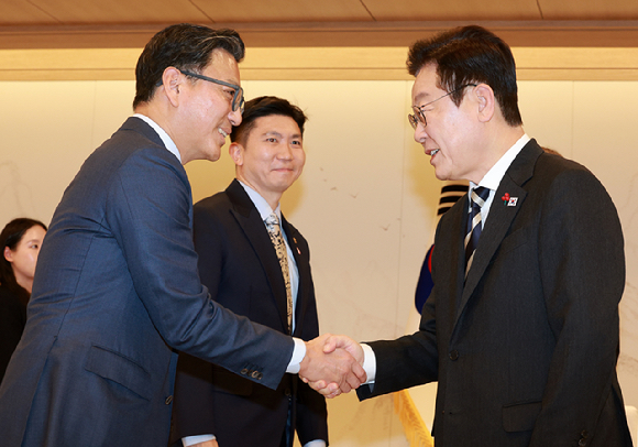 이재명 대통령이 3일 용산 대통령실에서 진행된 커스티 코번트리 IOC 위원장과의 면담에 함께 참석한 김재열 국제올림픽위원회(IOC) 위원과 악수하고 있다.가운데는 유승민 대한체육회장. 2025.12.3 [사진=연합뉴스]