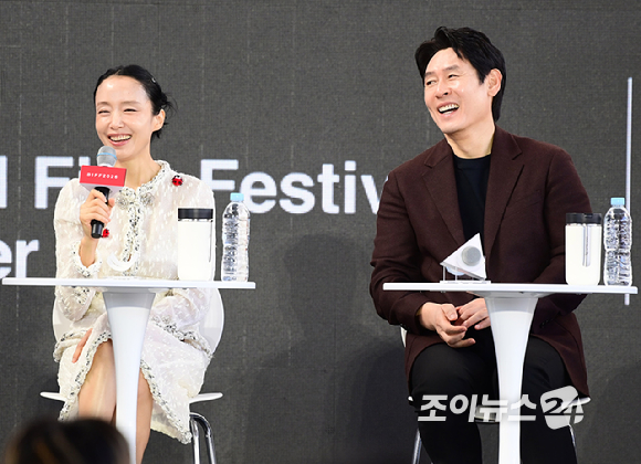 배우 전도연과 설경구가 7일 부산 해운대구 영화의전당에서 열린 제31회 부산국제영화제 '가능한 사랑' 오픈토크에 참석하고 있다. [사진=정소희 기자]