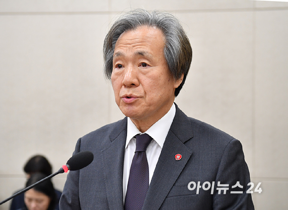 정기석 국민건강보험공단 이사장이 17일 국회 보건복지위에서 열린 2025년도 건강보험공단과 건강보험 심평원에 대한 국정감사에서 업무보고를 하고 있다. [사진=곽영래 기자]