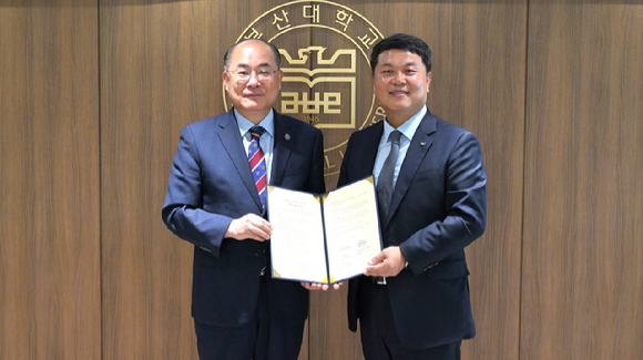 18일 부산대학교에서 진행된 풀무원푸드앤컬처와 부산대학교의 '지역 예술문화 활성화를 위한 업무 협약식'에서 풀무원푸드앤컬처 이동훈 대표(오른쪽)와 부산대학교 최재원 총장(왼쪽)이 협약을 체결하고 기념촬영을 하고 있다. [사진=풀무원푸드앤컬처]