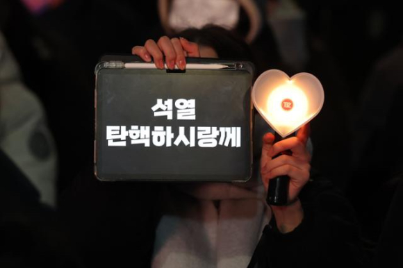 지난 8일 서울 여의도 국회 앞에서 열린 윤석열 탄핵 및 구속을 촉구하는 촛불문화제에서 참가자들이 관련 메시지와 응원봉을 들고 있다. [사진=연합뉴스]