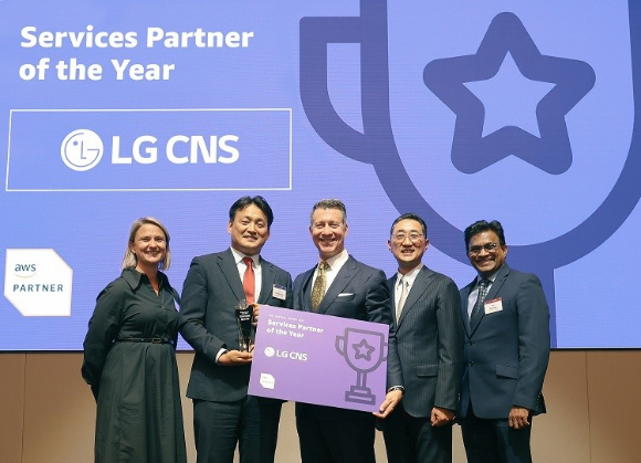 AWS 파트너 서밋 코리아 2022'에서 LG CNS가 'Services Partner of the Year'를 수상하는 모습 (왼쪽 두번째부터 LG CNS 클라우드사업부장 김태훈 상무, AWS 아시아태평양 및 일본 대표 필 데이비스(Phil Davis), AWS코리아 함기호 대표) [사진=LG CNS]