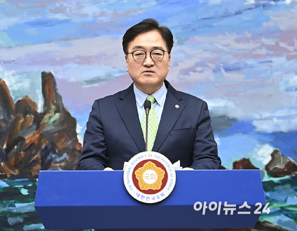 우원식 국회의장이 12일 오후 서울 여의도 국회에서 긴급기자회견을 하고 있다. [사진=곽영래 기자]