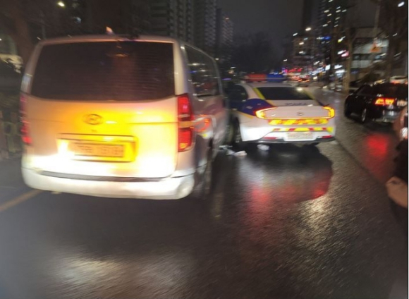 경찰이 지난 22일 자·타해 우려가 있는 조현병 환자 A씨 차량을 막아세우고 사고를 방지했다. [사진=관악경찰서]