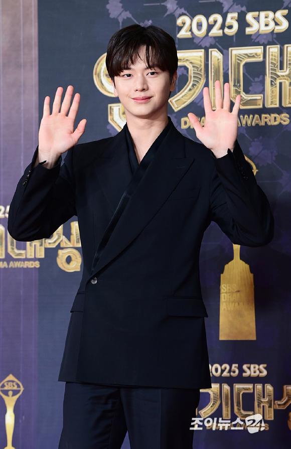 '귀궁' 배우 육성재가 31일 오후 서울 마포구 상암동 SBS 프리즘타워에서 열린&nbsp;2025 SBS 연기대상&nbsp;레드카펫 행사에 참석하고 있다. [사진=정소희 기자]