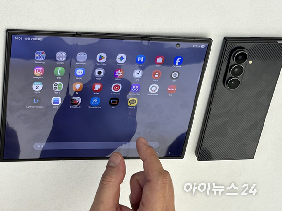 갤럭시 Z 트라이폴드에서 오른쪽 화면의 이미지를 중앙 화면으로 이동시키는 모습 [영상=권서아 기자]