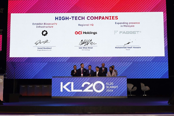 22일(현지시간) 말레이시아 쿠알라룸푸르에서 개최된 글로벌 투자 유치행사 'KL20 Summit 2024'에서 이우현(앞줄 가운데) OCI홀딩스 회장이 업무협약에 서명을 하고 있다. [사진=OCI홀딩스]