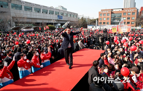 윤석열 국민의힘 대선후보가 7일 오전 경기도 구리역 광장에서 열린 "조선 왕조 500년 세계문화유산의 도시 구리의 품격" 경기 구리 유세에서 지지를 호소하고 있다. [사진=김성진 기자]