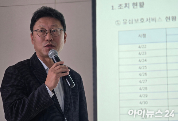 4일 서울 중구 SK T타워에서 김희섭 SK텔레콤 PR센터장이 유심(USIM) 일부 정보 유출 사고와 관련해 SK텔레콤 데일리(일간) 브리핑을 진행하고 있다. [사진=안세준 기자]
