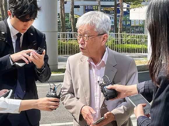 4일 오전 경기도 남양주시 의정부지방법원 남양주지원에서 김창민 영화감독 상해치사 사건 피의자(가운데)가 구속 전 피의자 심문(영장실질심사)을 위해 법정으로 이동하고 있다. [사진=연합뉴스]