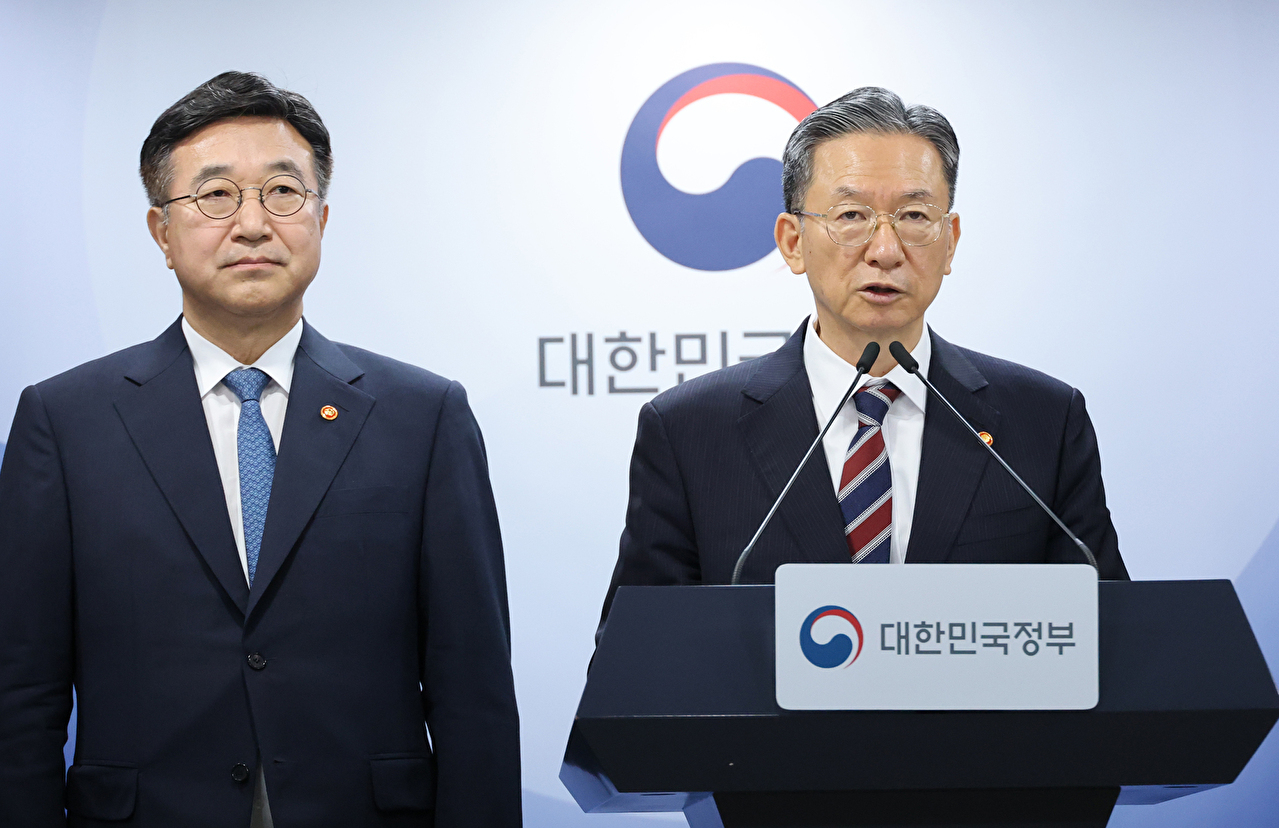 정성호 법무부 장관(오른쪽)과 윤호중 행정안전부 장관이 20일 오전 서울 종로구 정부서울청사 브리핑룸에서 제9회 전국동시지방선거 대국민 담화문을 발표하고 있다. 2026.5.20 [사진=연합뉴스]