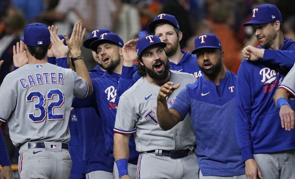 MLB 텍사스 선수들이 17일(한국시간) 열린 휴스턴과 ALCS 2차전에서 승리를 거둔 뒤 기뻐하고 있다. [사진=뉴시스]