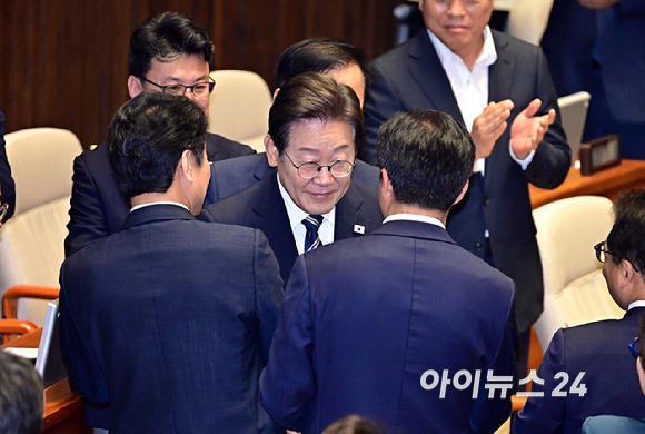 이재명 대통령이 26일 오전 서울 여의도 국회에서 열린 제426회국회(임시회) 제2차 본회의에서 2025년도 제2회 추가경정예산안 시정연설을 위해 본회의장으로 들어서며 의원들과 인사나누고 있다. [사진=국회사진기자단]