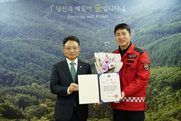 박은식 산림청장이 &lsquo;숲for스타&rsquo; 수상자에게 상장을 수여하고 있다. [사진=산림청]