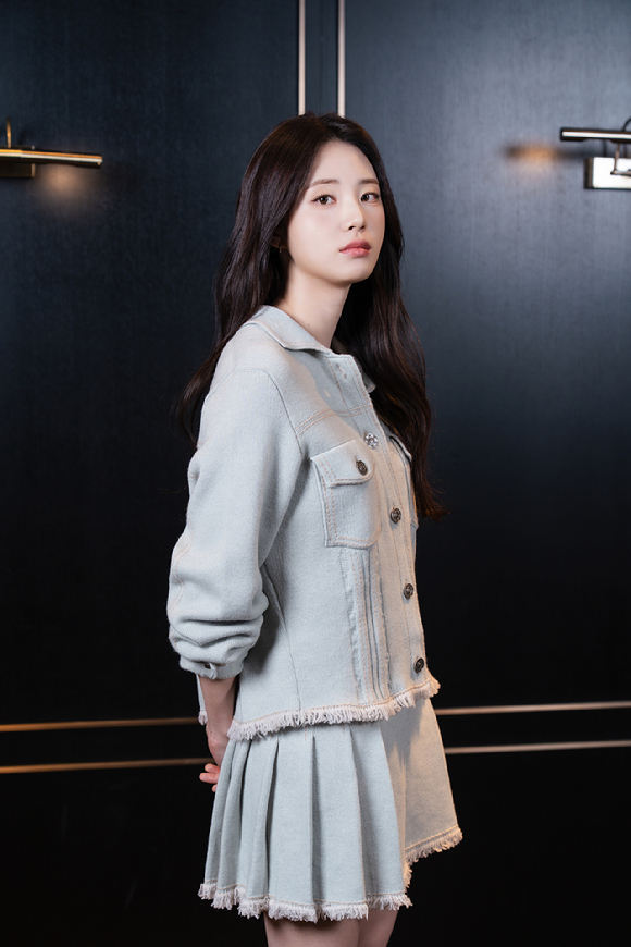 배우 신시아가 영화 '오늘 밤, 세계에서 이 사랑이 사라진다 해도'(오세이사) 인터뷰에 앞서 포즈를 취하고 있다. [사진=(주)바이포엠스튜디오]