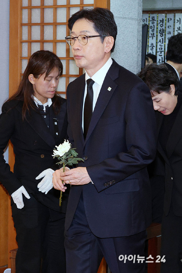 김경수 지방시대위원회 위원장이 27일 서울 종로구 서울대병원 장례식장에 마련된 고 이해찬 전 국무총리 빈소에서 조문을 하고 있다. [사진=사진공동취재단]