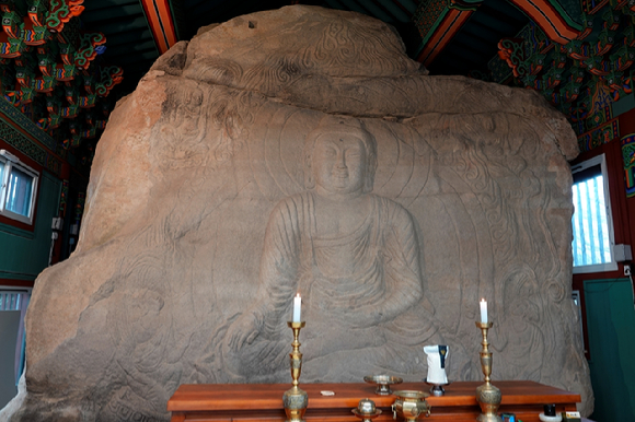 두륜산 너른 절마당과 두룬산. [사진=박성기]