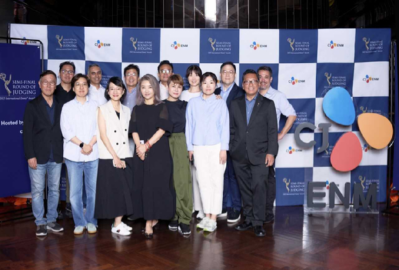 국제 에미상 세미 파이널에 참여한 심사위원들이 기념사진을 촬영하고 있다. [사진=CJ ENM]