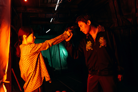 '골드랜드'에 출연한 배우 김성철이 인터뷰에 앞서 사진 촬영을 하고 있다. [사진=월트디즈니 컴퍼니 코리아]