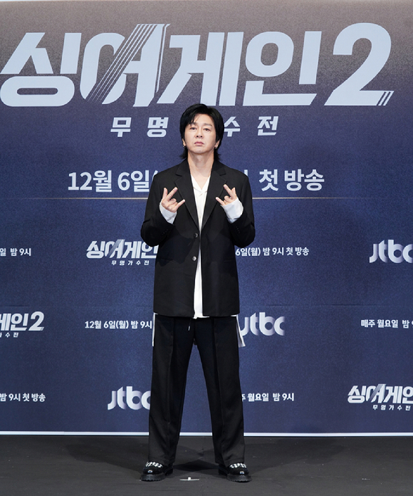 윤도현이 6일 JTBC 새 예능 '싱어게인2-무명가수전' 제작발표회에서 포즈를 취하고 있다. [사진=JTBC]