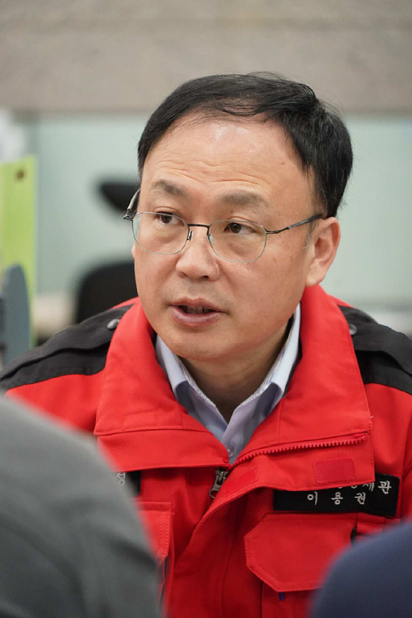 이용권 산림청 산림재난통제관이 21일 대형산불특별대책기간 종료에 따른 기자단 브리핑을 하고 있다. [사진=산림청]